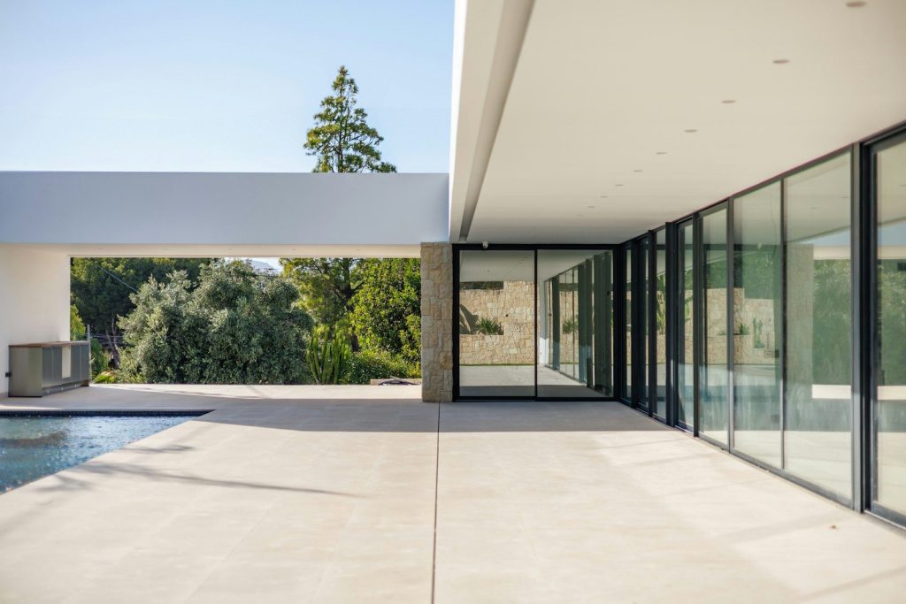 Maison moderne avec piscine et grandes baies vitrées